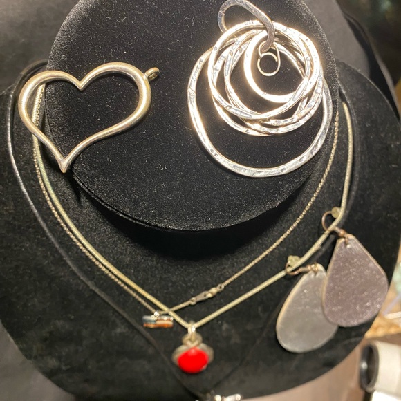 Fashion jewelry bundle 3 necklaces, 2 extra pendants, 1 pair of earrings. - Picture 4 of 10